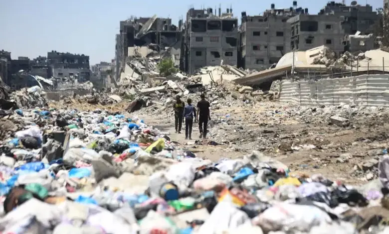 غزة تختنق بالنفايات ..لنساهم في توفير بيئة نظيفة وآمنة لأهلها
